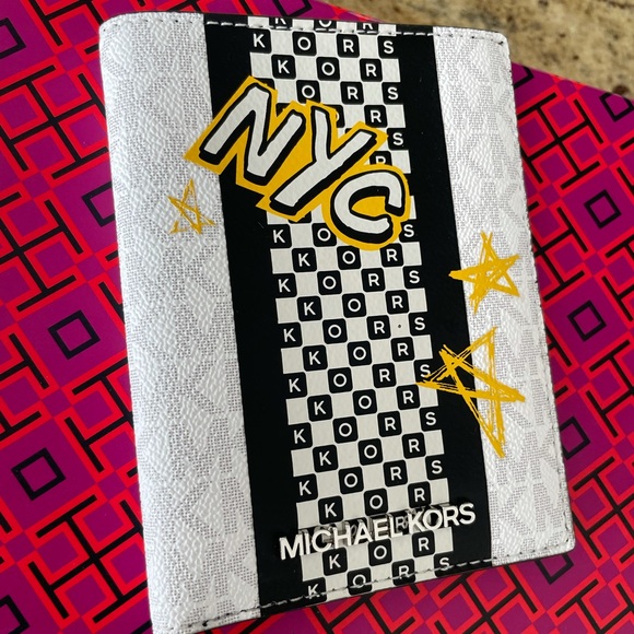 New Mk passport wallet - Picture 4 of 6